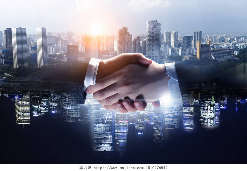 在城市背景下两位商务人士正在握手合作团结握手企业团结团结人物合作平台商务人士合作握手